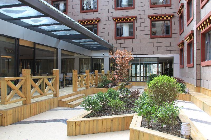 Holiday Inn Express Daocheng Yading Exterior foto