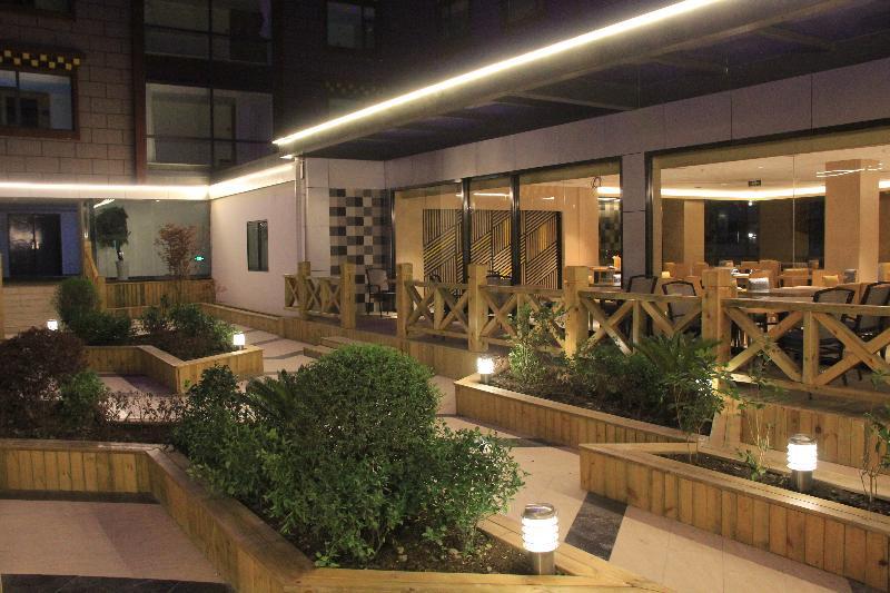 Holiday Inn Express Daocheng Yading Exterior foto